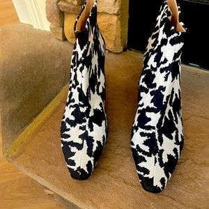 NWOT, Louise et Cie LENCI Leather Pointed Toe Ankle Booties BLACK/WHITE Sz 9